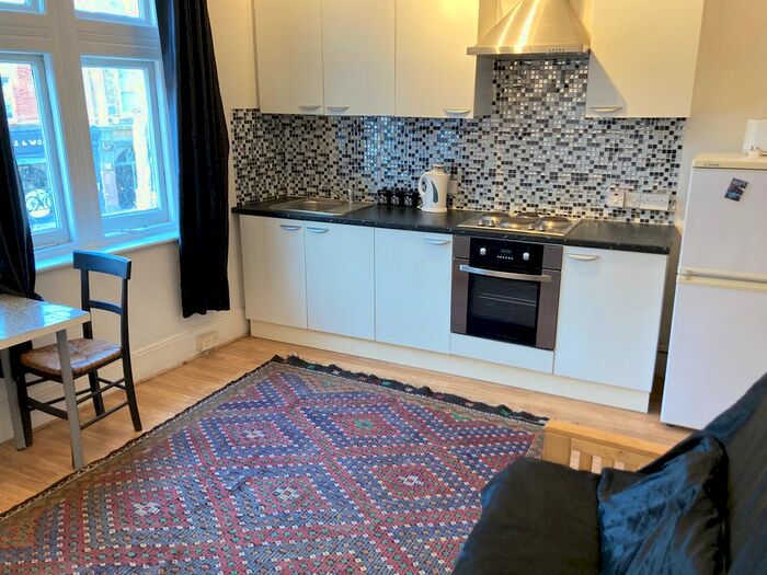 5 Bedroom Flat To Rent In Very Near Chiswick High Road Area, Chiswick, W4