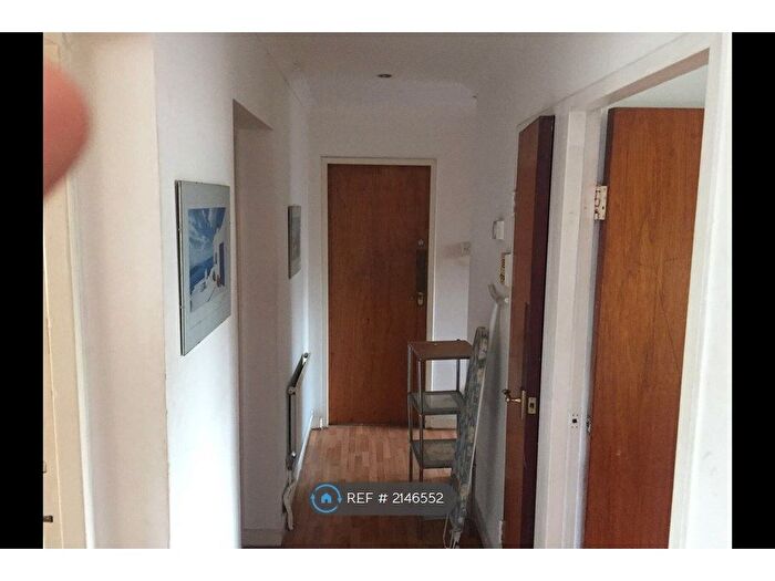 3 Bedroom Flat To Rent In Brickbarn Close, London, SW10