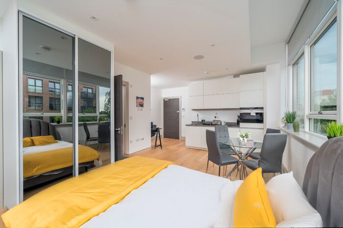 Studio To Rent In Lawrence Road, London, N15