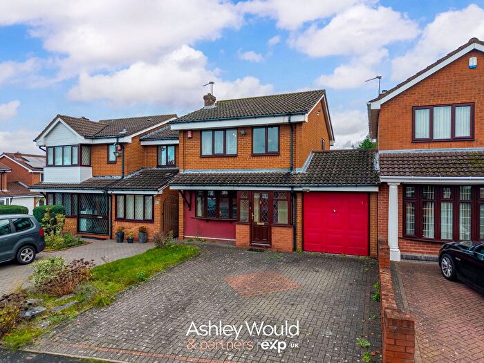 3 Bedroom Link Detached House For Sale In Redwood Drive, Tividale, Oldbury, B69