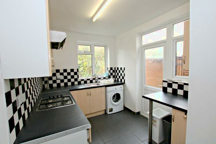 4 Bedroom Semi-Detached House To Rent In Fleetwood Road, Willesden Green, NW10