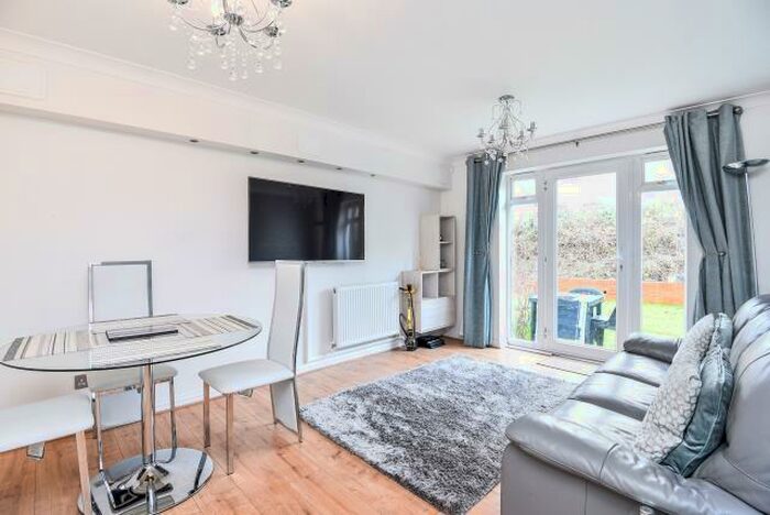 2 Bedroom Apartment To Rent In Totteridge, N11