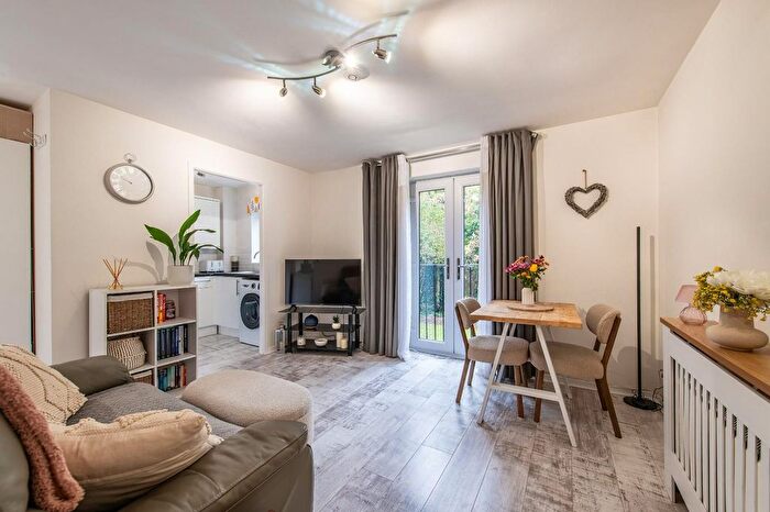 1 Bedroom Flat For Sale In Winston Close, Greenhithe, DA9