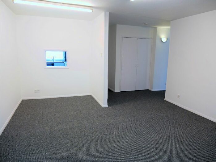 2 Bedroom Flat To Rent In Falling Lane, West Drayton, UB7