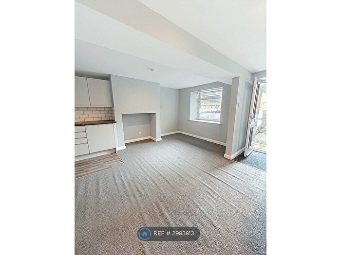 1 Bedroom Flat To Rent In School St, Halifax, HX1