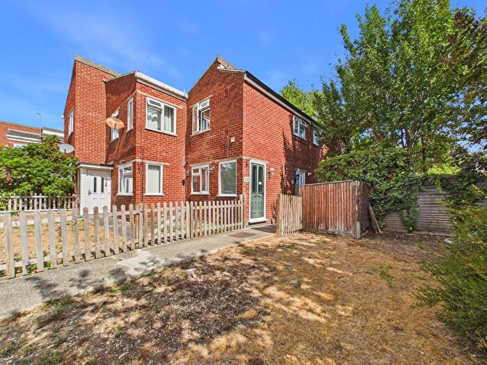 2 Bedroom Maisonette For Sale In Halpin Close, Calcot, RG31
