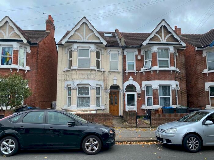 6 Bedroom Semi-Detached House To Rent In Waddon Park Avenue, Croydon, Surrey, CR0