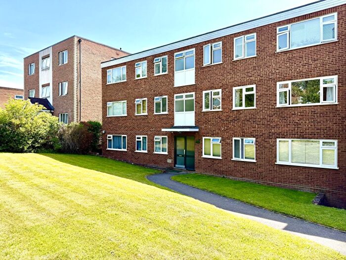 2 Bedroom Flat For Sale In Green Lane, Chessington, Surrey., KT9