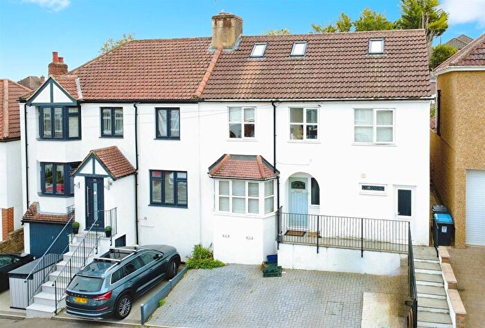 6 Bedroom Semi-Detached House For Sale In Manor Estate, Apsley, HP3