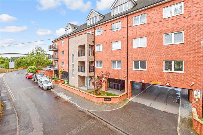 2 Bedroom Flat For Sale In Mill Hall, Aylesford, Kent, ME20