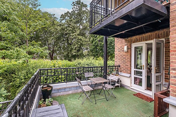 3 Bedroom Flat For Sale In Samuel Gray Gardens, Kingston Upon Thames, KT2