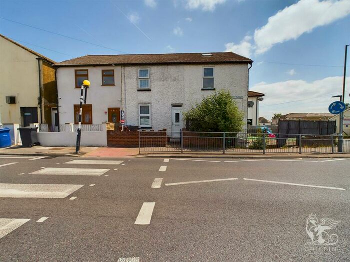 3 Bedroom House For Sale In Mill Road, Aveley, South Ockendon, RM15