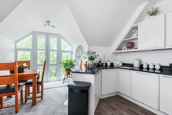 2 Bedroom Flat To Rent In London Road, Strood, Rochester, ME2