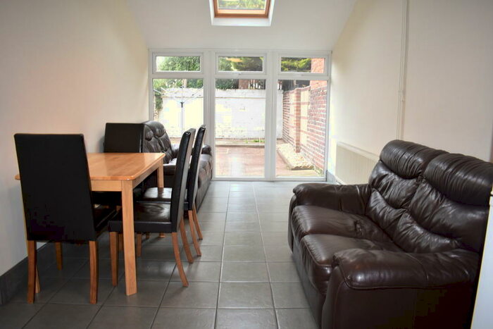5 Bedroom Ground Maisonette To Rent In Albert Road, Southsea, PO4