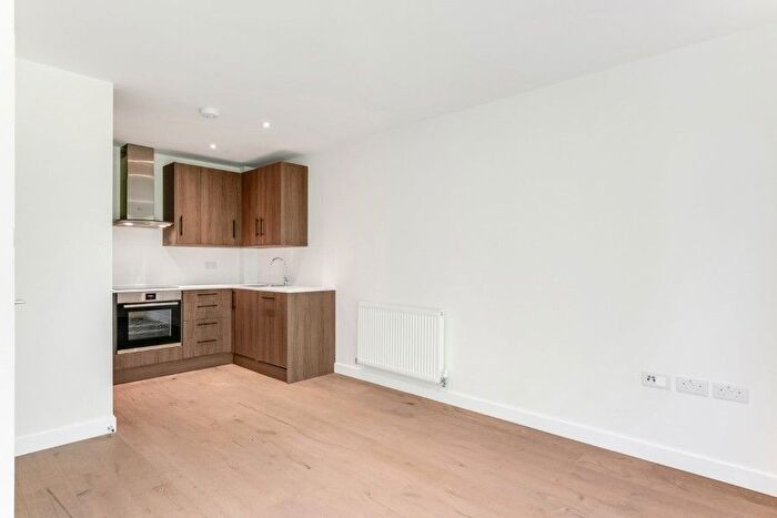 1 Bedroom Flat To Rent In Parkview House, Green Lanes, N8