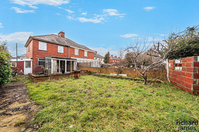 3 Bedroom Semi Detached House For Sale In Willows Avenue, Pinehurst, Swindon, SN2