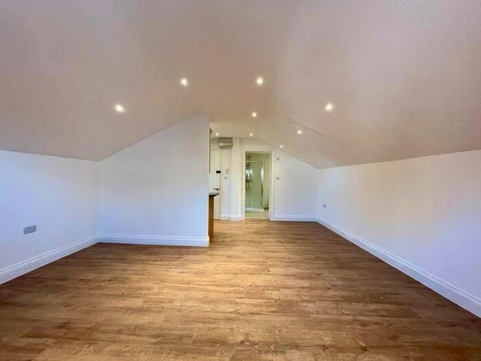 1 Bedroom Flat To Rent In Flat, Windsor Street, Uxbridge, UB8