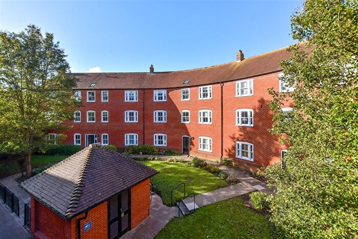 2 Bedroom Flat For Sale In Station Road West, Canterbury, Kent, CT2