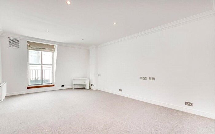 2 Bedroom Flat To Rent In Piccadilly, Mayfair, London, W1J