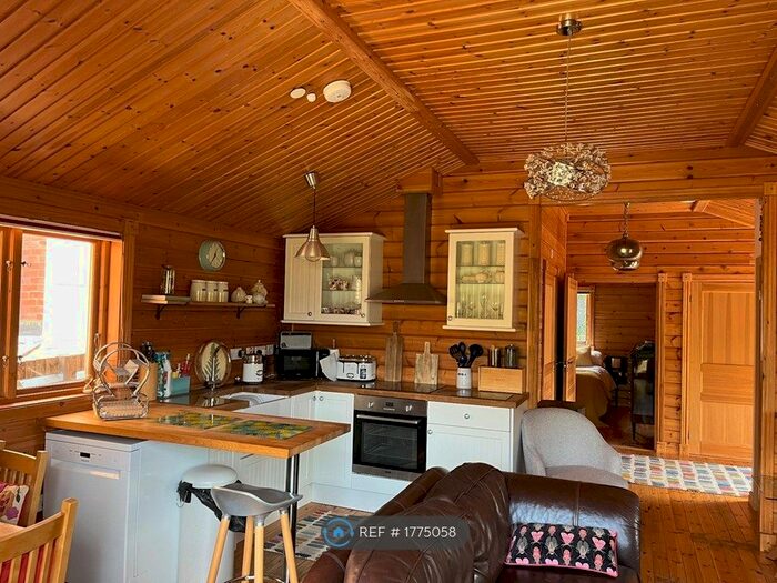 2 Bedroom Detached House To Rent In Carlton Road, South Croydon, CR2