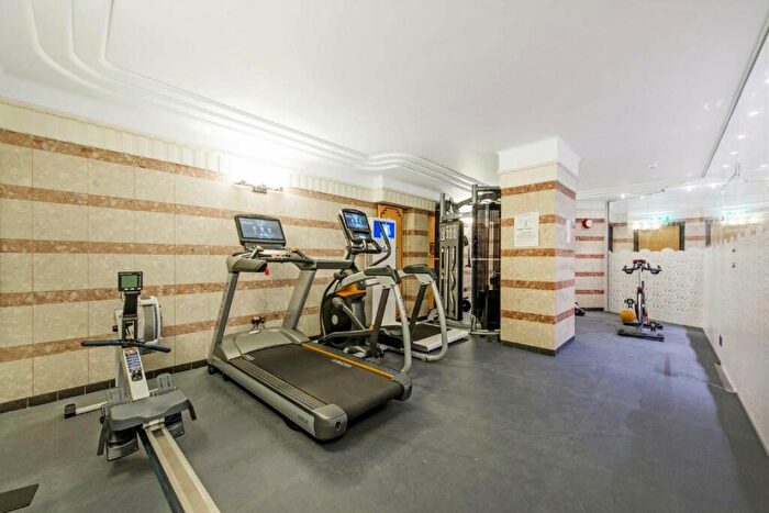 Flat To Rent In Charterhouse Square, London, EC1M