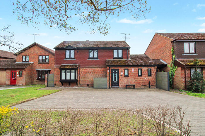 4 Bedroom Link Detached House For Sale In Reading Road, Farnborough, GU14