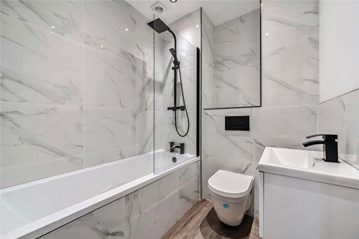 1 Bedroom Flat For Sale In Palmers Mews, Trade Close, Palmers Green, London, N13
