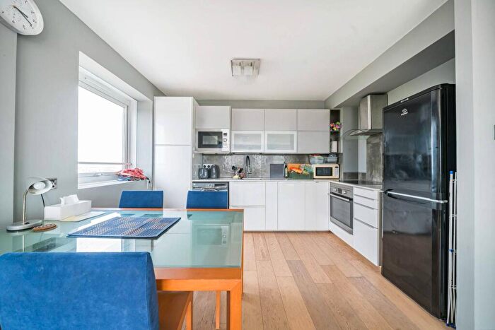 2 Bedroom Flat To Rent In Austin Road, Battersea, London, SW11