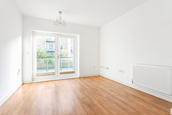 1 Bedroom Flat To Rent In Makepeace Court, Blagrove Road, Teddington, TW11