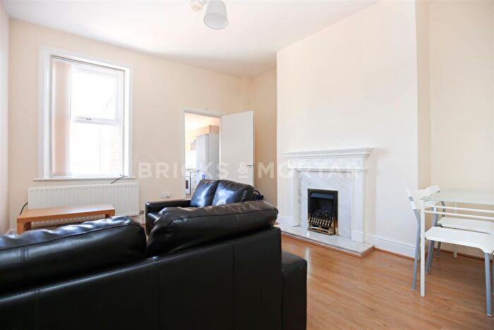 3 Bedroom Flat To Rent In Stratford Grove West, Newcastle Upon Tyne, NE6