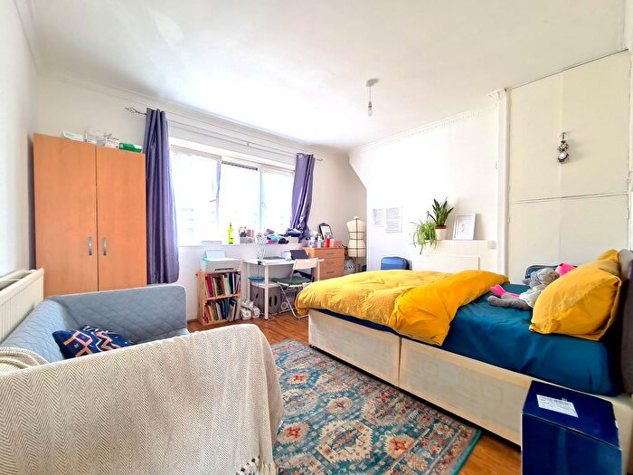 2 Bedroom Flat To Rent In Globe Road, Bethnal Green, London, E2