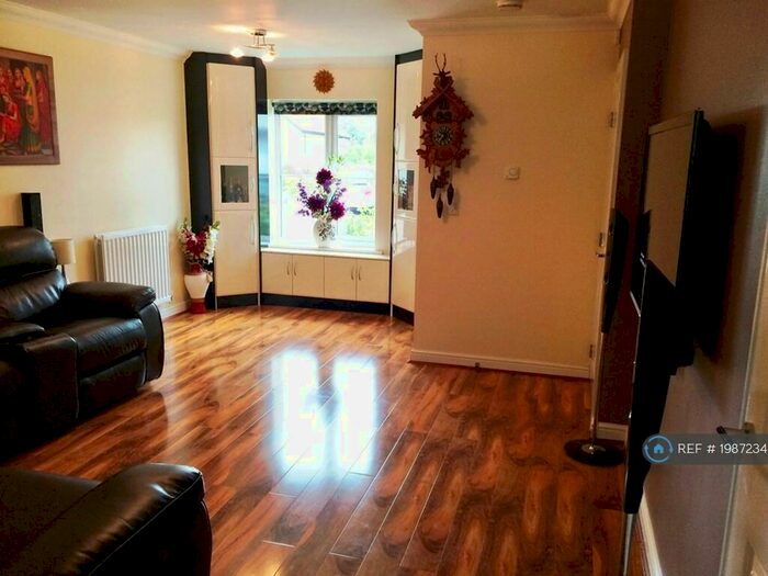 3 Bedroom Terraced House To Rent In Aldenham Close, Slough, SL3