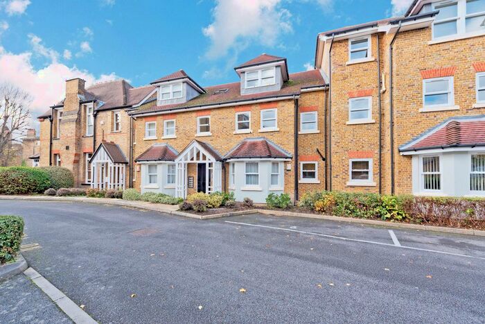 2 Bedroom Flat To Rent In Ravens Close, Surbiton, Surrey, KT6