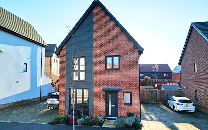 3 Bedroom Detached House For Sale In Dunlop Row, Crowthorne, Berkshire, RG45