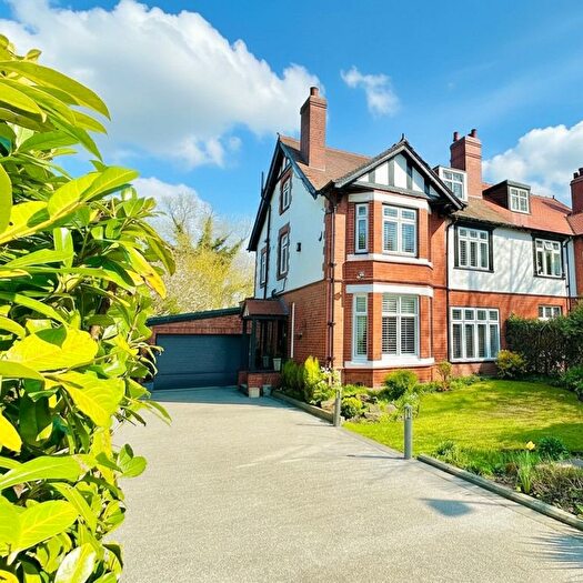 5 Bedroom Semi Detached House For Sale In Hazelhurst Road, Worsley, M28