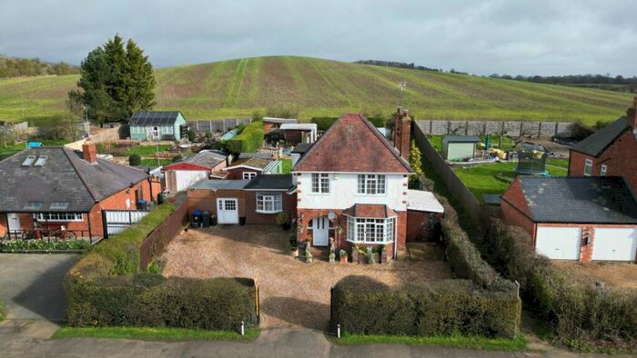 3 Bedroom Detached House For Sale In Byfield Road, Woodfood Halse, Northamptonshire, NN11