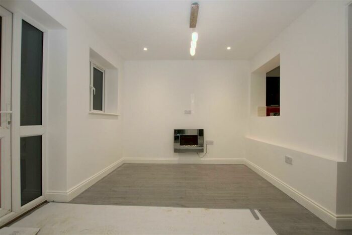 3 Bedroom Flat To Rent In Oakdale, London, N14