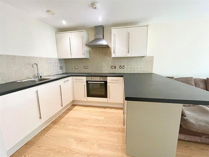 2 Bedroom Flat To Rent In Hamilton House, Pall Mall, L3