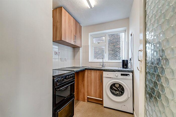 1 Bedroom Flat For Sale In Chesswood Road, Worthing, West Sussex, BN11