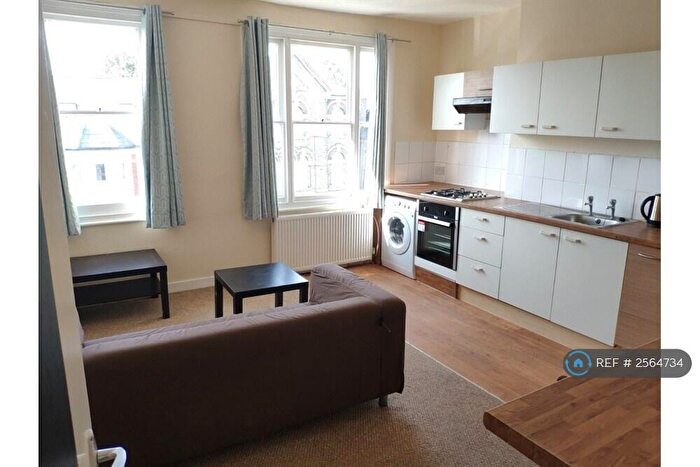 2 Bedroom Flat To Rent In Endlesham Road, London, SW12
