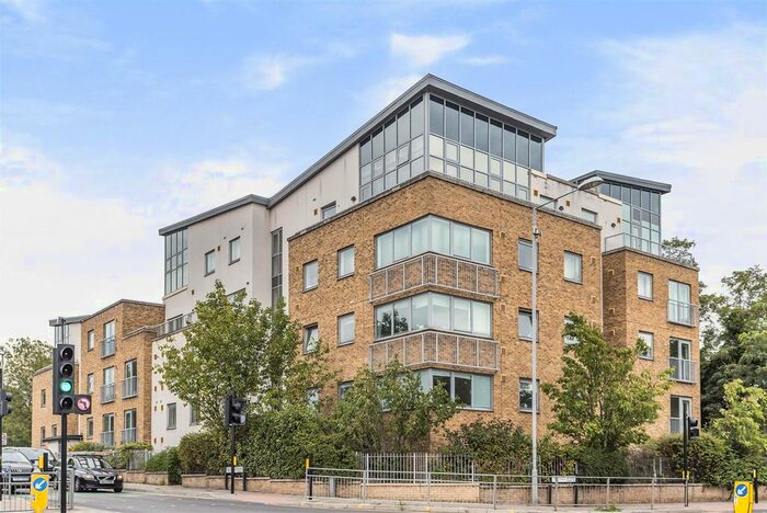 2 Bedroom Flat To Rent In Lamberts Road, Surbiton, KT5