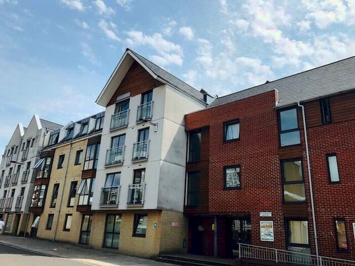 2 Bedroom Apartment To Rent In Polymond House, Castle Way, SO14