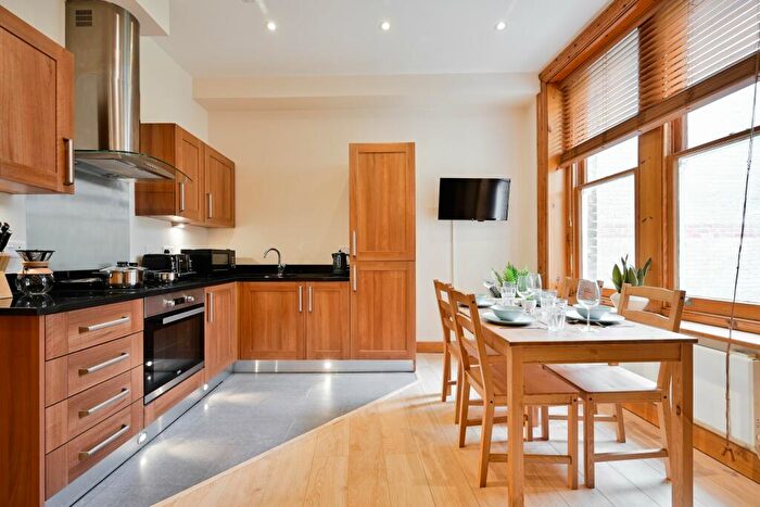 3 Bedroom Flat To Rent In Professionals! Modern Bed Moments From Transport Links And Shops!, BH1