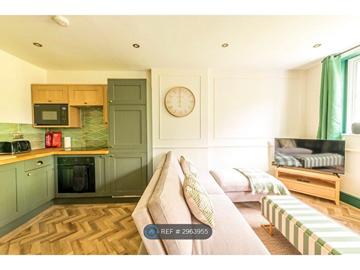 3 Bedroom Flat To Rent In Caledonia Place, Bristol, BS8
