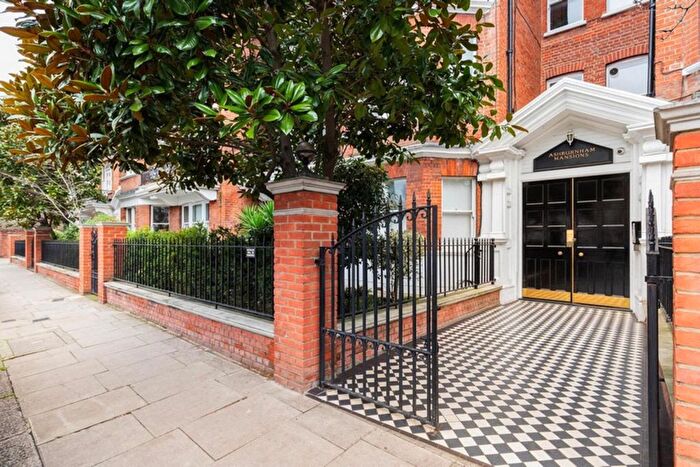 3 Bedroom Flat For Sale In Ashburnham Road, London, SW10