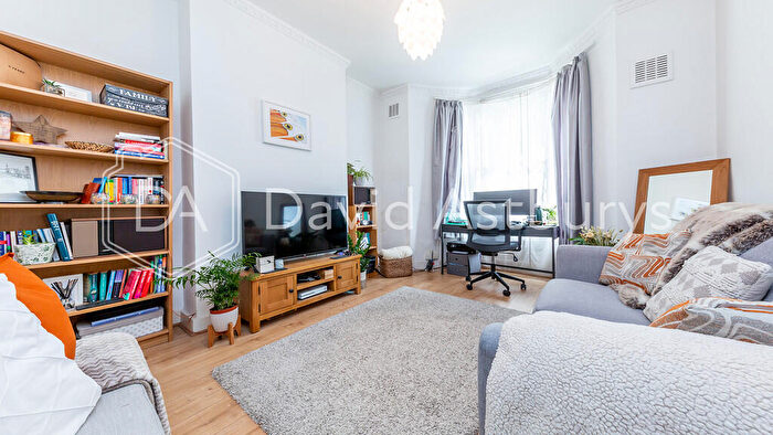 2 Bedroom Flat To Rent In Fairbridge Road, Archway, London, N19
