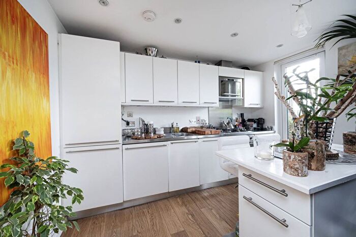 2 Bedroom Flat To Rent In Bacon Street, Shoreditch, London, E2
