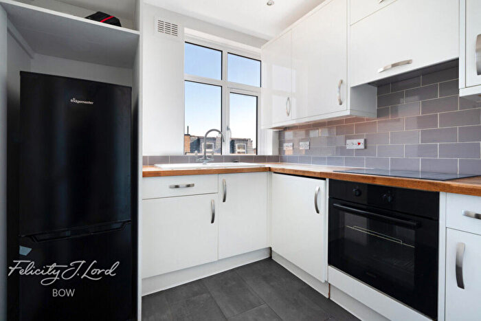 2 Bedroom Flat For Sale In Libra Road, Bow, E3