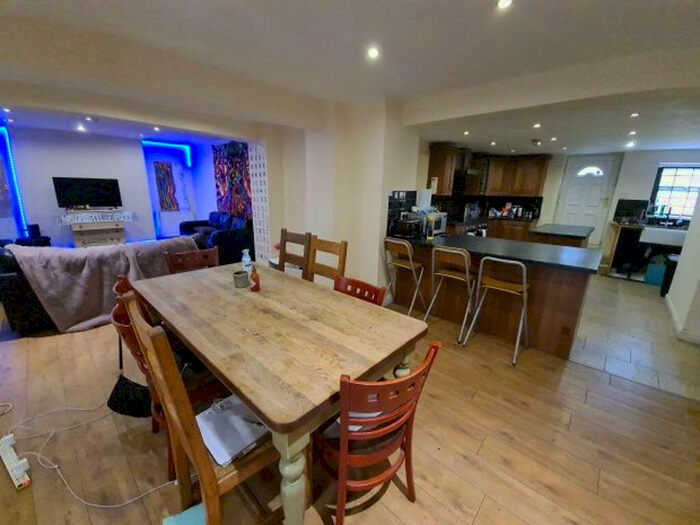 9 Bedroom House To Rent In Hyde Park Terrace, Leeds, LS6