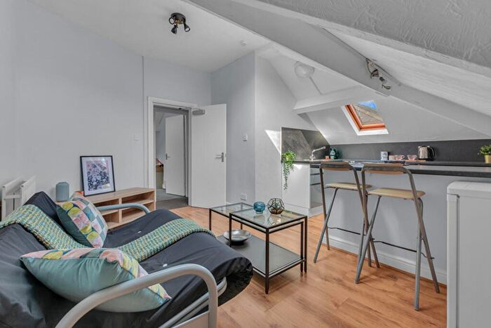 3 Bedroom House To Rent In Hyde Park Road, Leeds, LS6